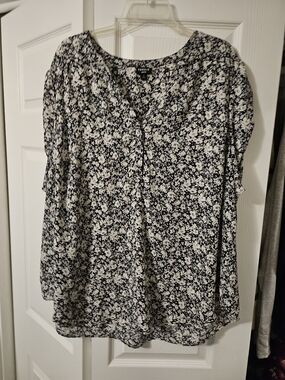 torrid Black & White Floral Henley V-Neck Blouse